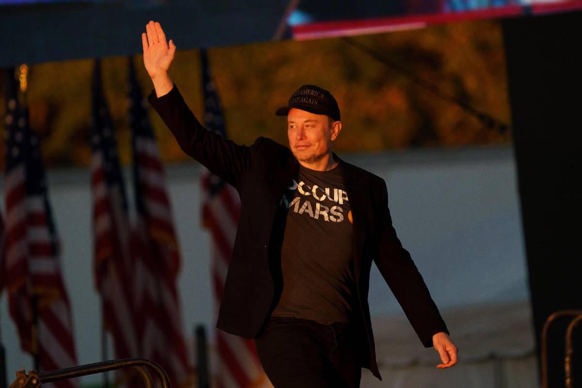 Elon Musk durante un evento della campagna elettorale di Trump