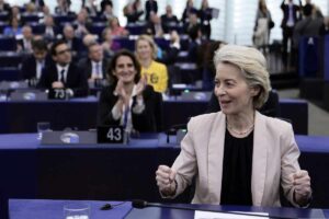 Ursula von der Leyen esulta in seguito alla decisione del parlamento